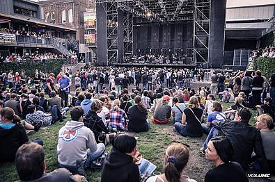 Publikum vor der Arena Freiluftbühne