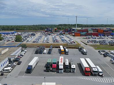 Einige LKWS vor dem Parkplatz am Hafen Wien