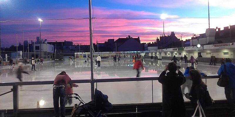 Menschen auf dem Eislaufplatz Engelmann bei Sonnenuntergang