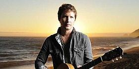 James Blunt am Strand mit Gitarre