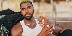 Jason Derulo im weißen Tank Top