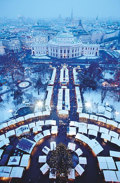 Rathausplatz im Winter mit Christkindlmarkt-Ständen.