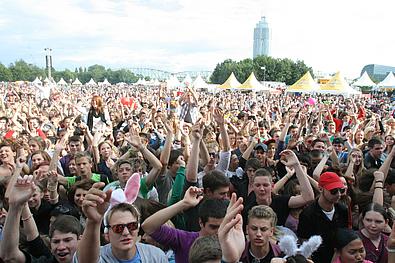 Eine der vielen Festivalbühnen am Donauinselfest 2019: 3 Tage Spaß gratis