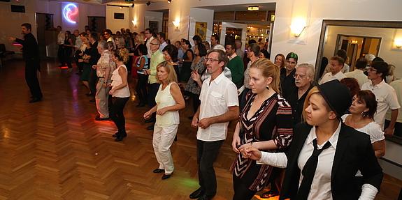 Gruppe an Menschen tanzen alleine im Tanzkurs