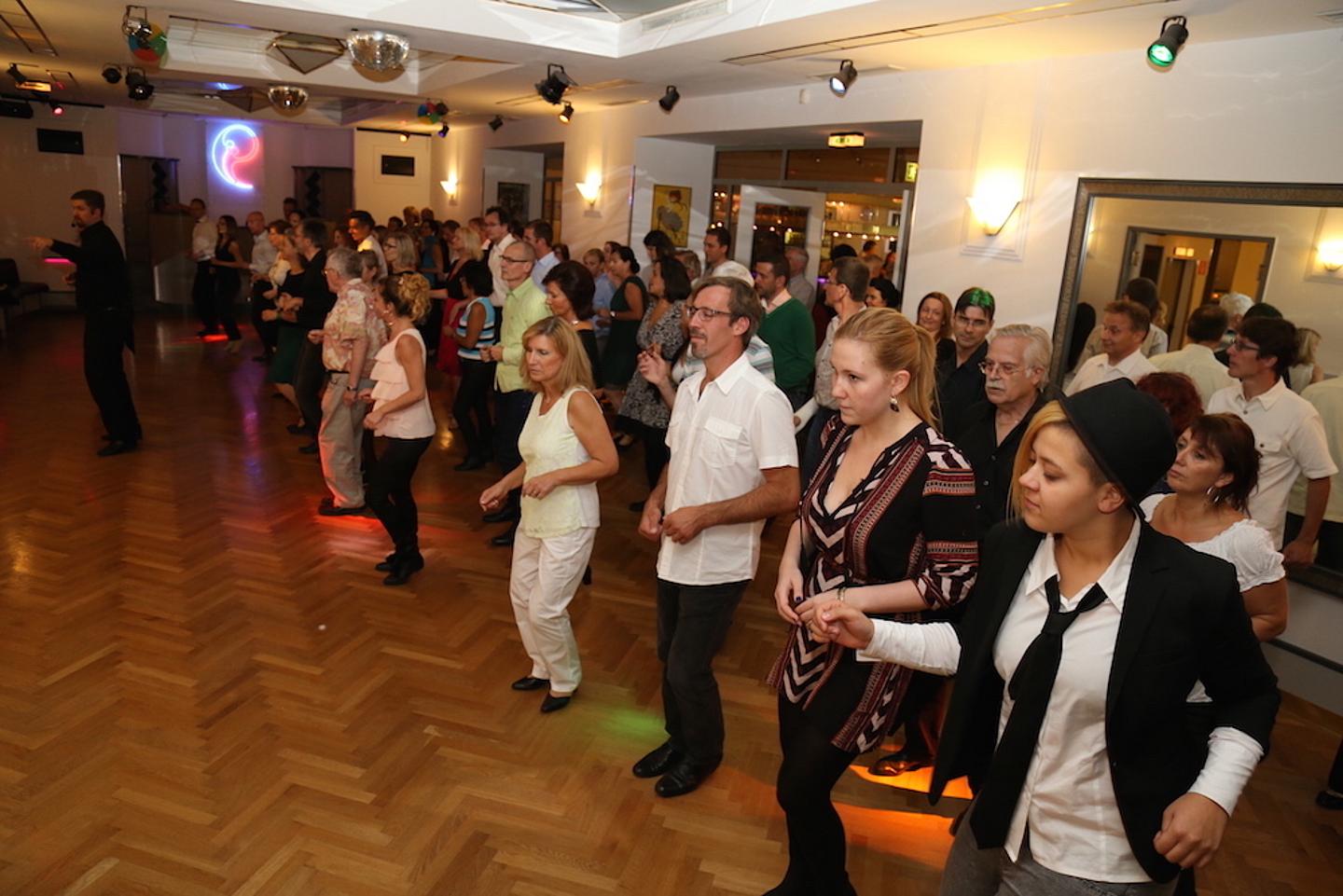 Gruppe an Menschen tanzen alleine im Tanzkurs