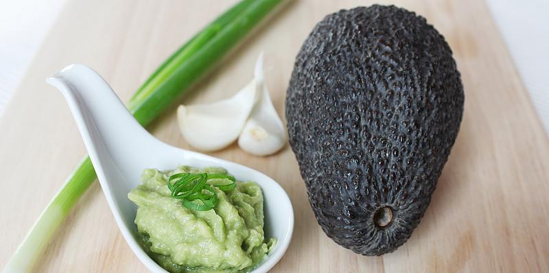 Avocado mit Knoblauch und Salz in einem Schälchen