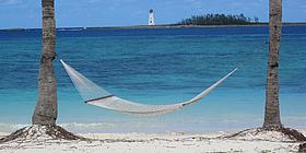 Blick auf den Leuchtturm auf Paradise Island vom Strand in Nassau auf den Bahamas 