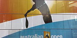 Werbung für das australian open: eine schwarze Silhouette auf orange-weiß-blauem Hintergrund