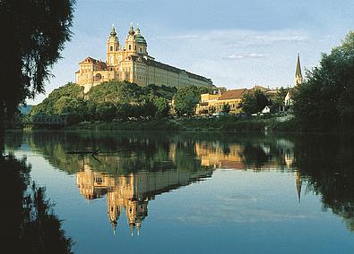 Stift Melk spiegelt sich in der Donau