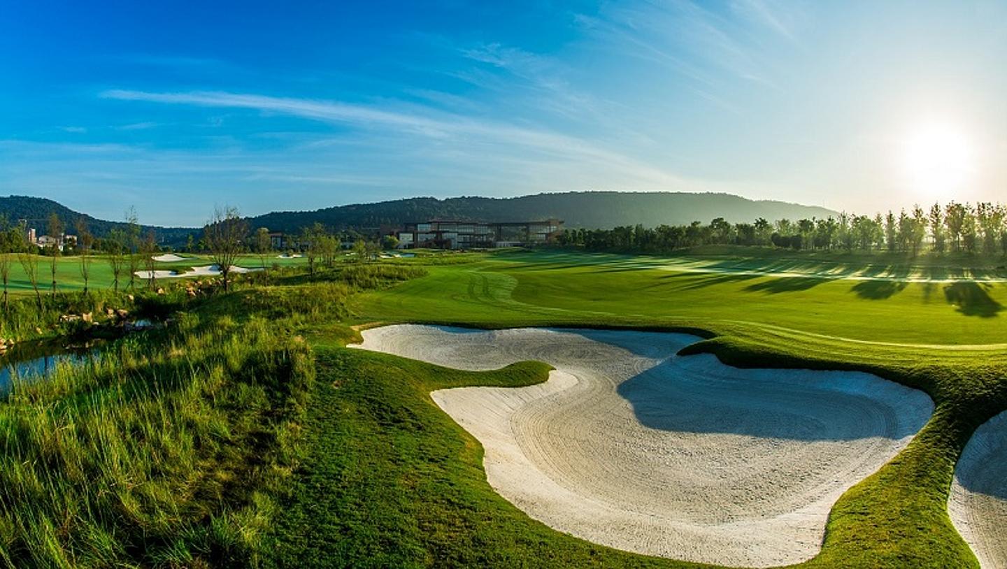 Golfplatz mit Sandplatz und vielen Greens