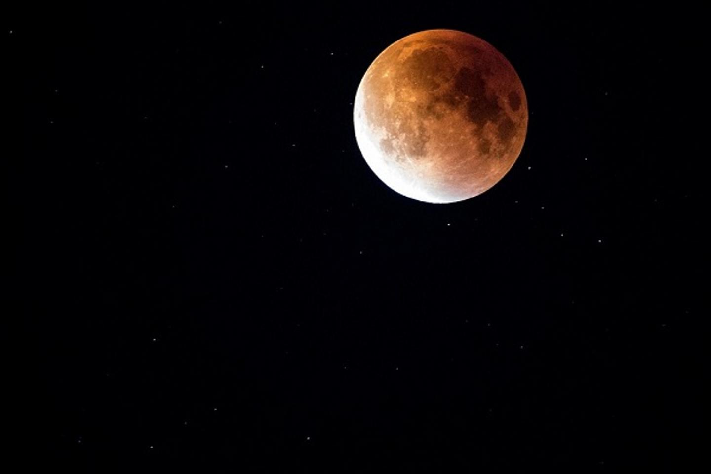 Die totale Mondfinsternis: Der Mond befindet sich im Kernschatten der Erde und wird vollkommen abgedeckt