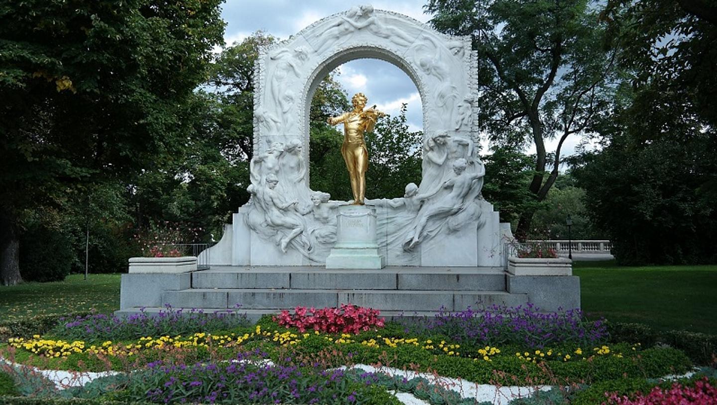 Das Bild zeigt das Johann Strauss Denkmal in Wien. 