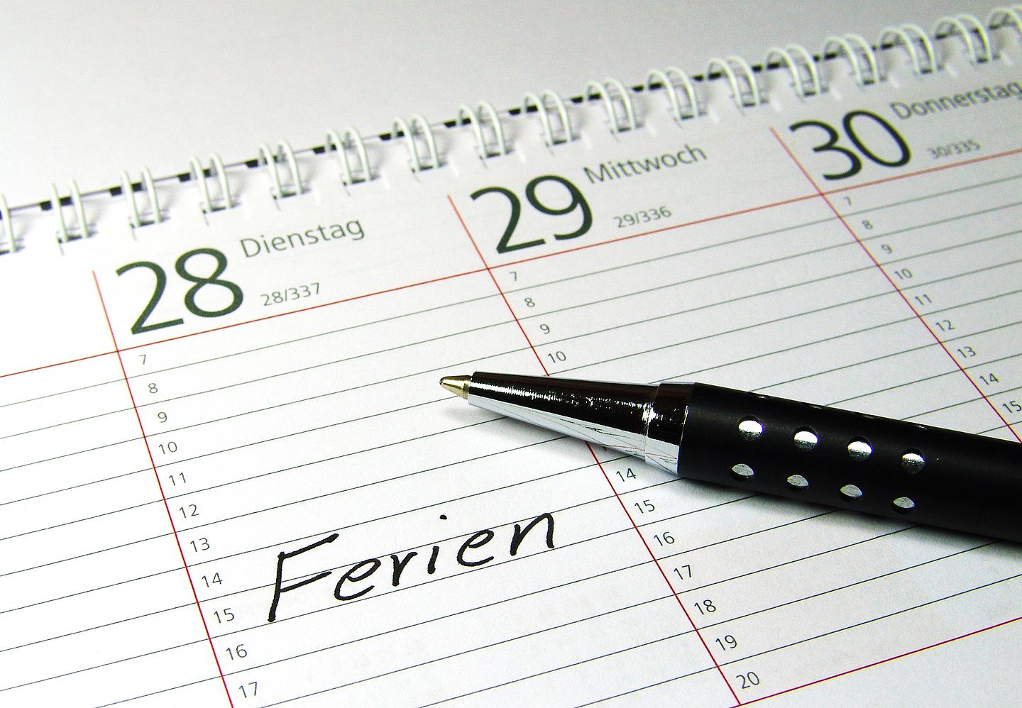 Ein weißer Kalender mit der Aufschrift Ferien