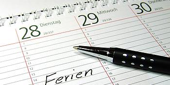 Ein weißer Kalender mit der Aufschrift Ferien