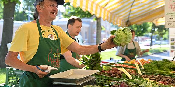 Gemüseverkäufer auf einem Wiener Markt