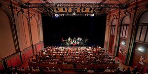 Zuschauerraum mit Bühne im Stadtsaal Wien