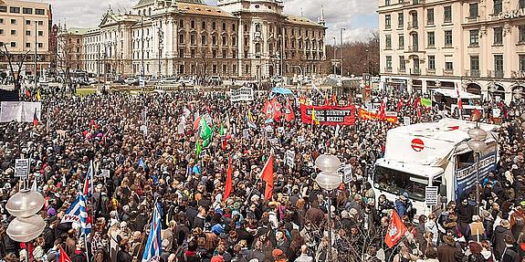 Menschenmassen bei Demonstration in Berlin