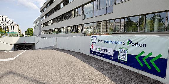 Garagenausfahrt mit Repark Banner