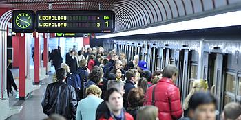 U-Bahn Station der Linie U1. Die U-Bahn kommt gerade an. Menschen steigen ein und aus.