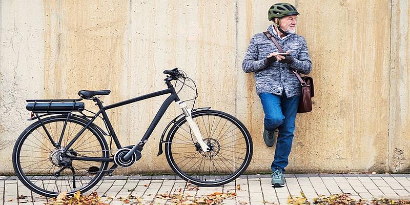 Elektrofahrrad mit coolem älteren Herrn