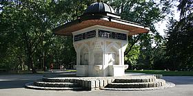 Ein alter Brunnen in einem Park