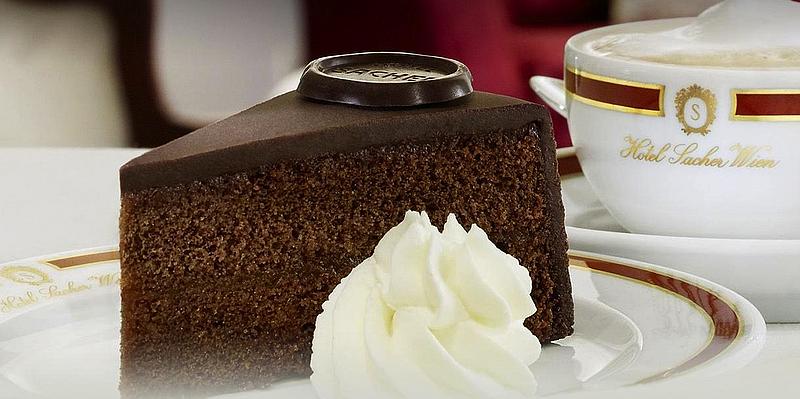 Sachertorte mit Schlagobers und Café 