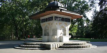 Ein alter Brunnen in einem Park