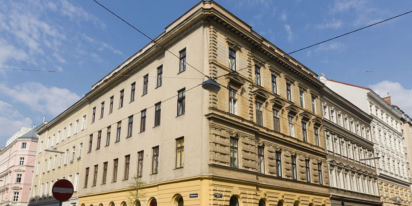 Gründerzetbau mit hellgelber Fassade im Servitenviertel