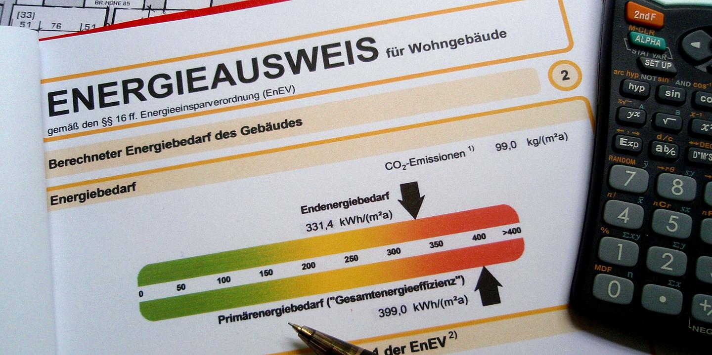 Formular. Oben steht Energieausweis. Daneben: Angeschnittener, schwarzer Taschenrechner.