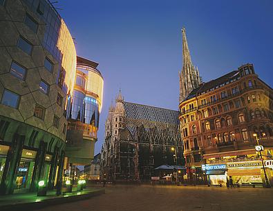 Das Haas Haus und der Stephansdom bei Dämmerung.