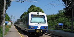 Zug der S-Bahn-Linie 3 fährt am Bahnsteig 1 nach Hollabrunn ab.