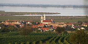 Ein Weingut mit Ausblick auf den Neusiedler See