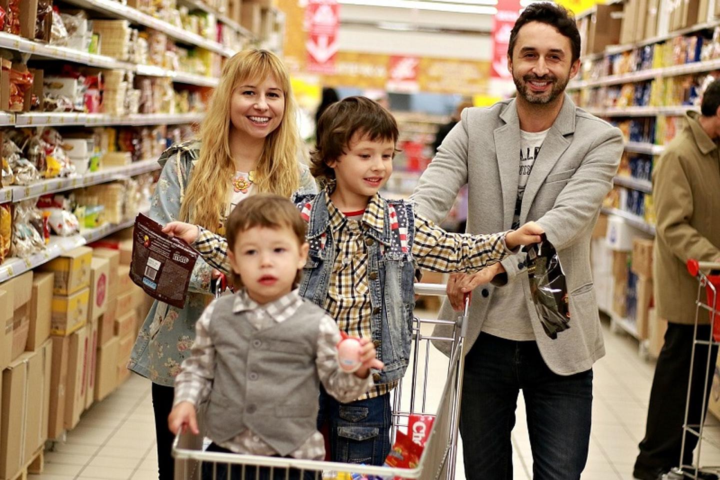 Familie die zusammen einkaufen geht