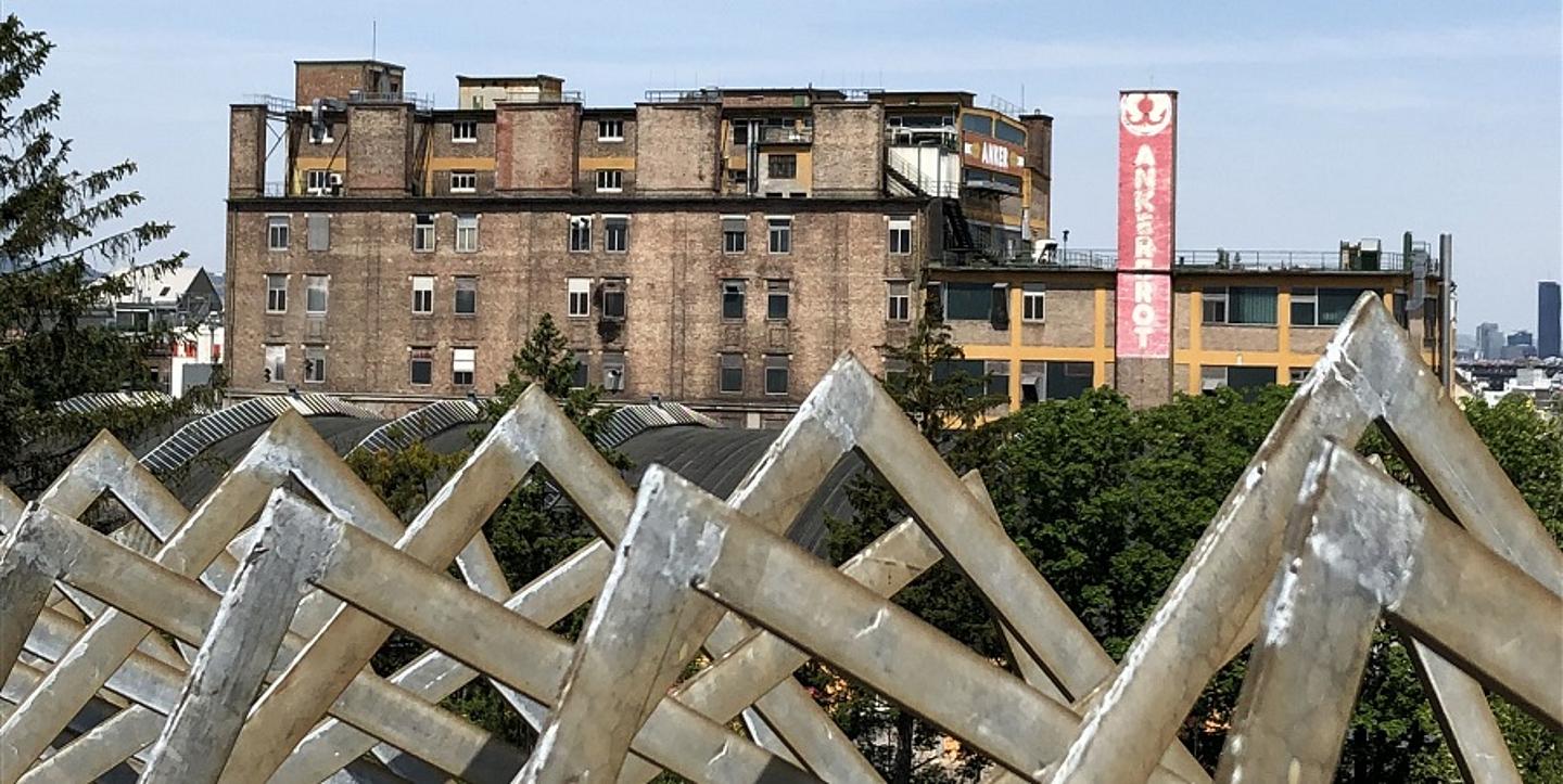 Foto von großem Industriegebäude