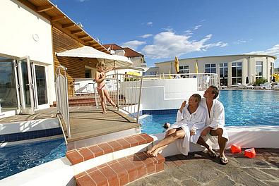 Ein Pärchen am Außenpool der Therme