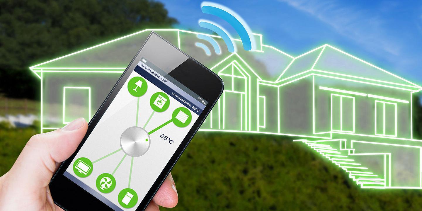 Smartphone sendet Signale an geplantes Smart Home im Grünen.