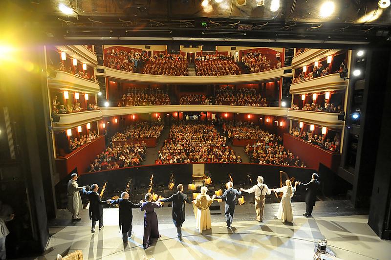 Schlussapplaus auf der Bühne der Volksoper