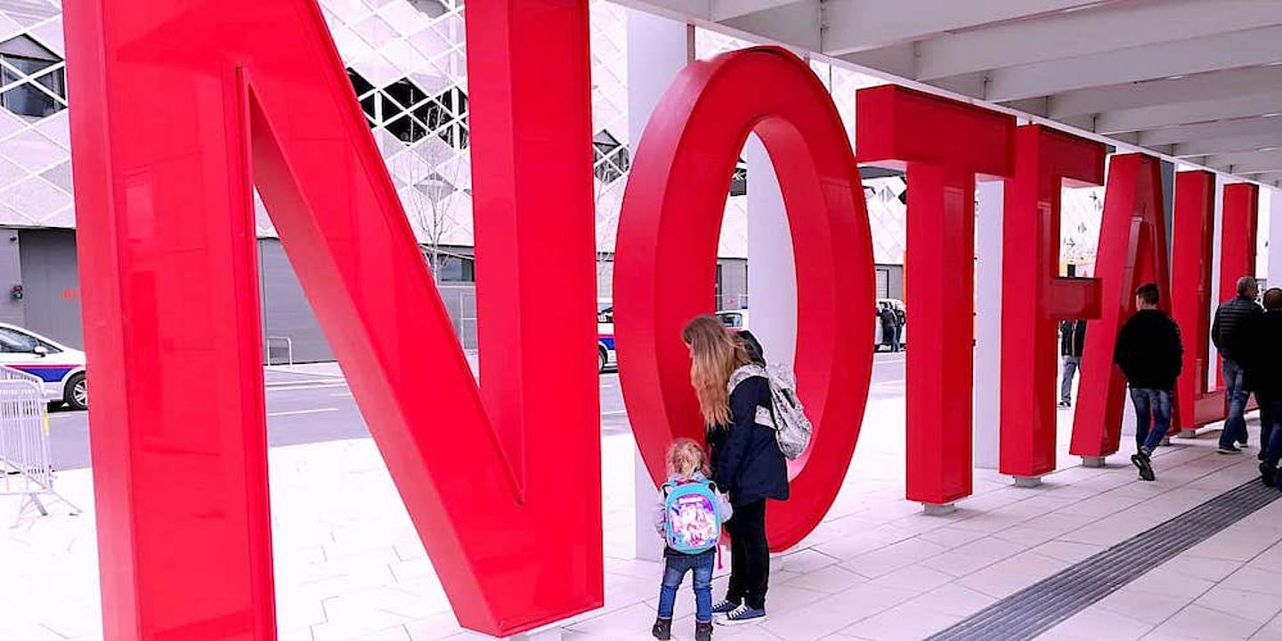 Notfall in großen roten Buchstaben vor dem KH Nord