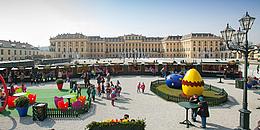 Ostermarkt vor Schönbrunn mit zahlreichen Ständen und riesigen bunten 