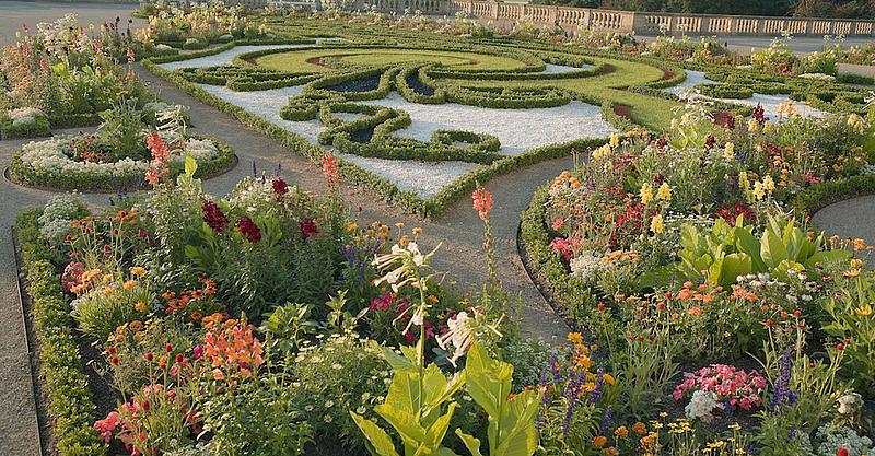 Blühende Blumen in den Broderiebeeten von Schlosshof