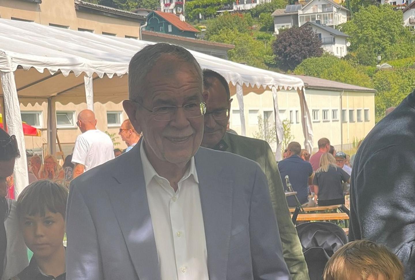 Van der Bellen beim Kirtag am Attersee