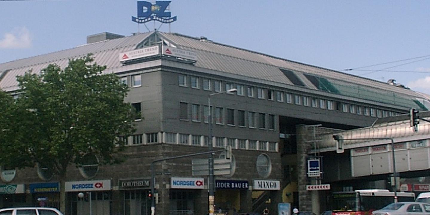 Frontansicht des Donauzentrum, Einkaufszentrum in Wien