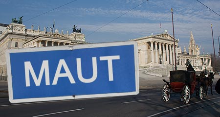 blaues Schild mit der Aufschrift "Maut"