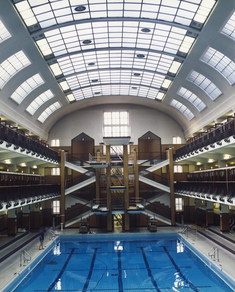 Hallenbad Amalienbad Wien von Innen mit Becken, Galerie und Glasdecke