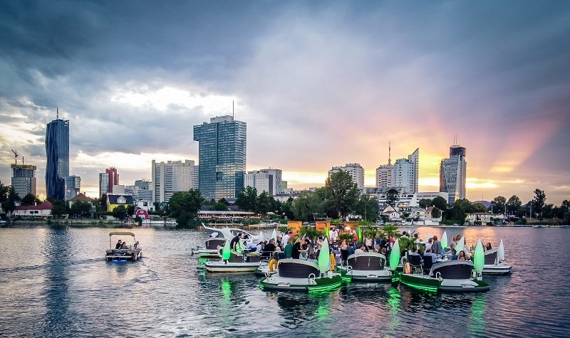 Floß aus Plastikflaschen treibt auf der Alten Donau