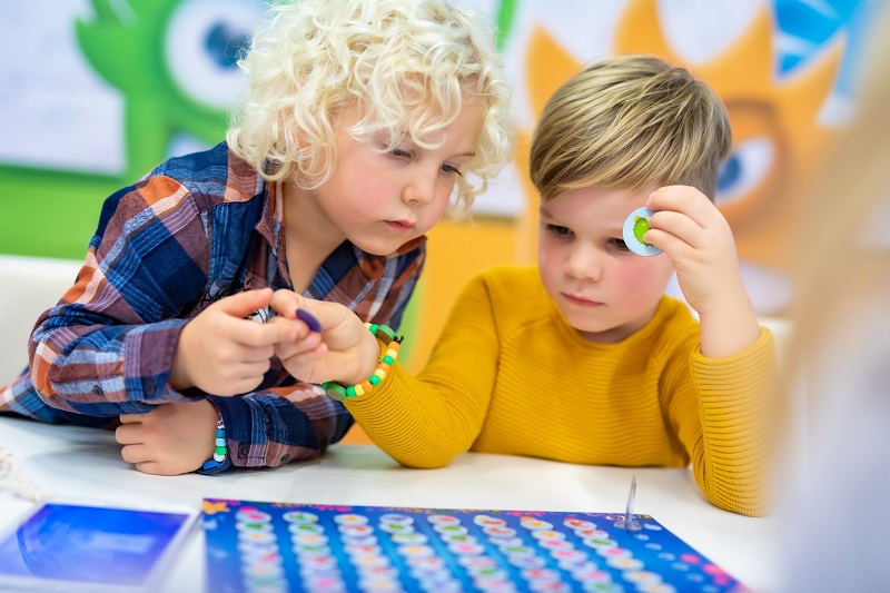 Kinder spielen ein Spiel