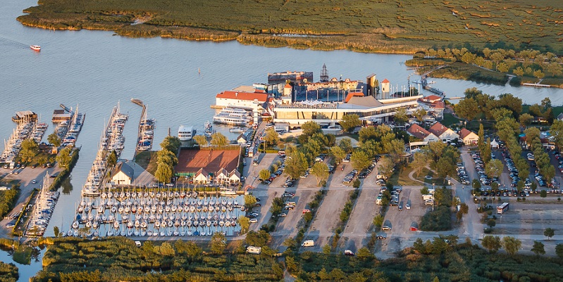 Das Bild zeigt das Gelände rund um die Bühne der Seefestspiele Mörbisch.