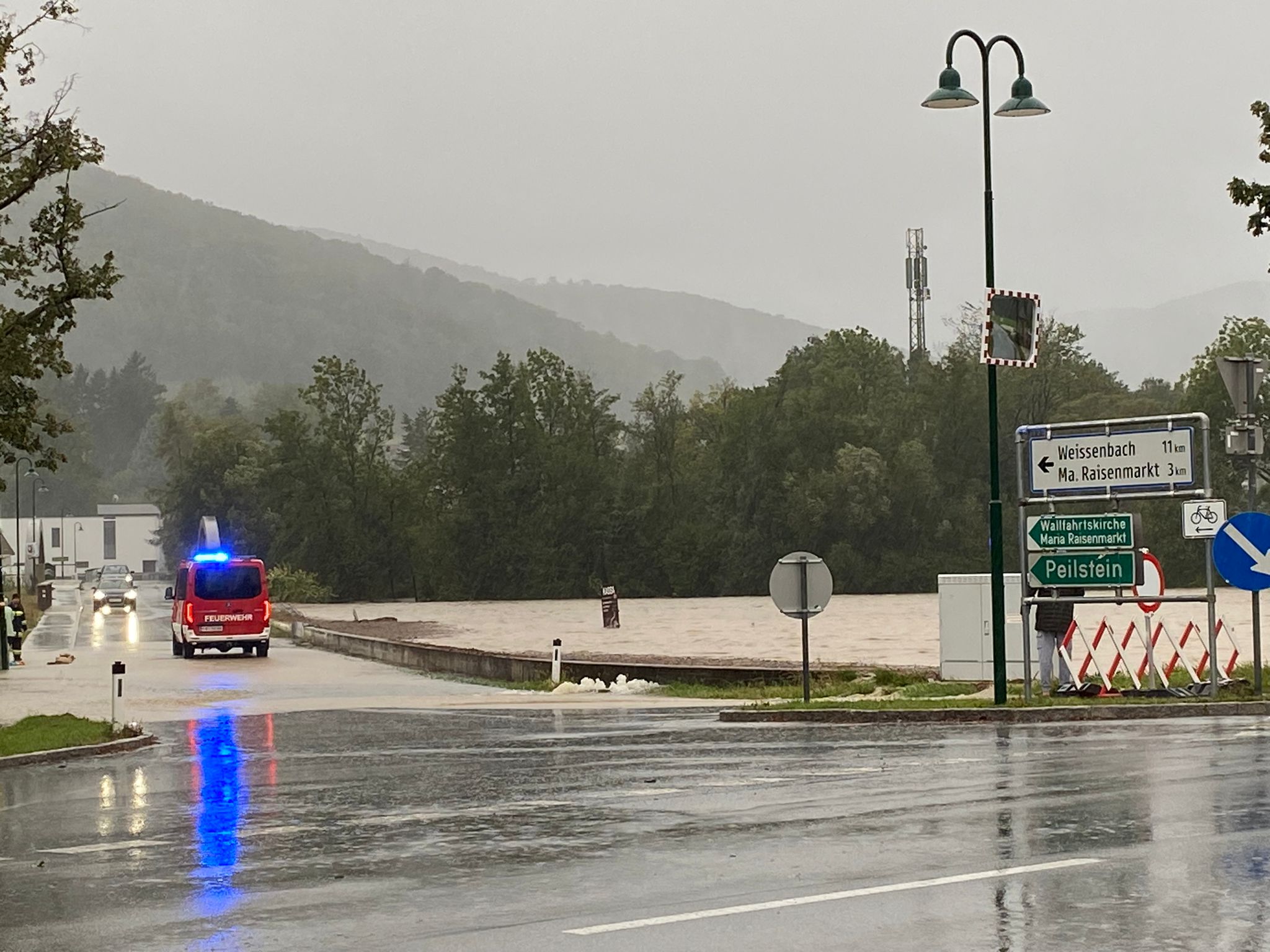 überschwemmte Straßen, Fahrzeuge, Straßenschilder