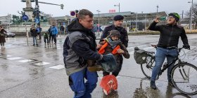 Mann klebt sich mit Superkleber am Praterstern fest und wird von Polizei weggetragen