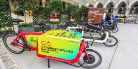 elektrisches Lastenfahrrad steht angebunden in Wien